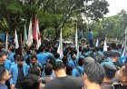Desak Evaluasi Kebijakan Pemerintah Dan Cabut UU Polri, Ratusan Mahasiswa Unri Kepung Gedung DPRD Riau