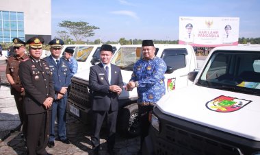 Perkuat Penanganan Sampah Dan Banjir, Walikota Pekanbaru Serahkan Mobil Operasional Ke 15 Kecamatan