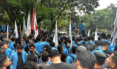 Desak Evaluasi Kebijakan Pemerintah Dan Cabut UU Polri, Ratusan Mahasiswa Unri Kepung Gedung DPRD Riau