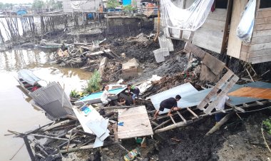 Bencana Abrasi Terjang Kuala Enok, BPBD Inhil Gerak Cepat Salurkan Bantuan Untuk 13 KK Terdampak