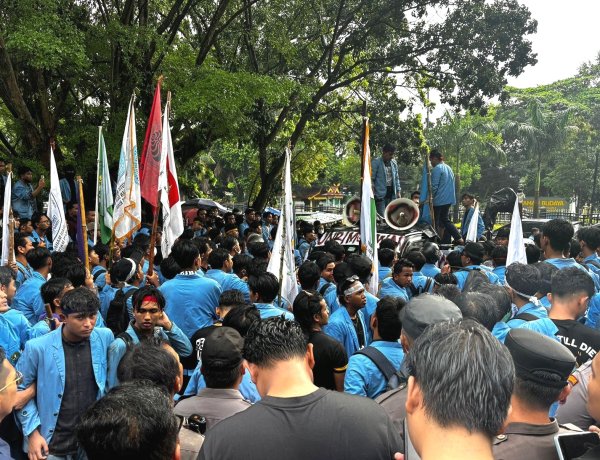 Desak Evaluasi Kebijakan Pemerintah Dan Cabut UU Polri, Ratusan Mahasiswa Unri Kepung Gedung DPRD Riau