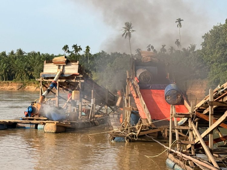 Tertibkan PETI Di Sungai Kuantan, Polsek Cerenti Musnahkan 5 Rakit Dompeng