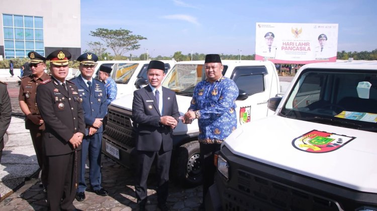 Perkuat Penanganan Sampah Dan Banjir, Walikota Pekanbaru Serahkan Mobil Operasional Ke 15 Kecamatan