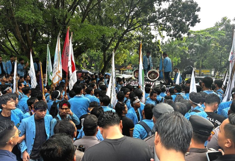 Desak Evaluasi Kebijakan Pemerintah Dan Cabut UU Polri, Ratusan Mahasiswa Unri Kepung Gedung DPRD Riau