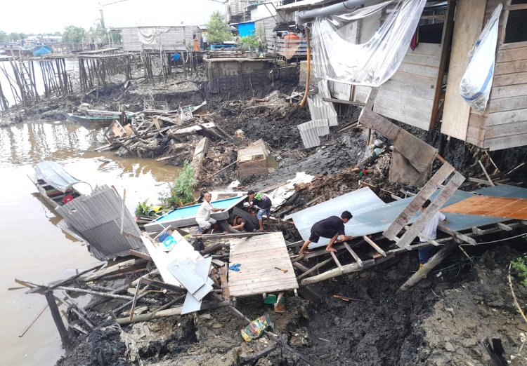 Bencana Abrasi Terjang Kuala Enok, BPBD Inhil Gerak Cepat Salurkan Bantuan Untuk 13 KK Terdampak