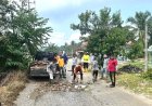 Tak Kunjung Diperbaiki Pemda, Warga Koto Mesjid Bergotong Royong Tambal Jalan Rusak Secara Swadaya
