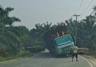 Truk Kayu Balak Patah As Roda, Jalan Lintas Sumatera Pekanbaru–Kandis Macet Panjang