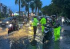 Hujan Deras Landa Kota Pekanbaru, Dirlantas Polda Riau Bantu Urai Kemacetan Dan Evakuasi Kendaraan Mogok