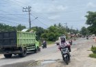 Jalan Lintas Sumatra KM 12,5 Di Pekanbaru Rusak Parah, Pengendara Dipaksa Ambil Jalur Lawan Arah