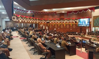 Usai Ditegur Plt Gubernur, Seluruh Kepala OPD Pemprov Riau Tampak Menghadiri Ruang Rapat Paripurna