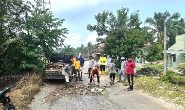 Tak Kunjung Diperbaiki Pemda, Warga Koto Mesjid Bergotong Royong Tambal Jalan Rusak Secara Swadaya
