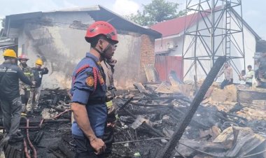 Kebakaran Hebat Melanda Pasar Sukaramai Pekanbaru, 12 Petak Rumah Ludes Dilalap Si Jago Merah