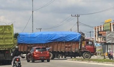 Keluhkan Truk Besar Masih Melintas Di Jalan HR Soebrantas, Warga Desak Pemko Pekanbaru Perketat Pengawasan