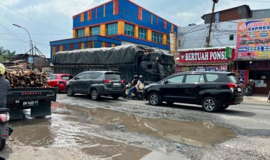 Rawan Kecelakaan, Berlubang Dan Tergenang Saat Hujan, Warga Keluhkan Jalan Rusak Di Simpang Kaharuddin Nasution