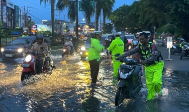 Hujan Deras Landa Kota Pekanbaru, Dirlantas Polda Riau Bantu Urai Kemacetan Dan Evakuasi Kendaraan Mogok