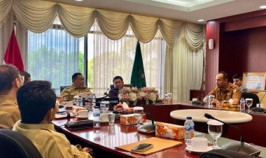 Dukung Pemko Pekanbaru Atasi Banjir Di RS Awal Bros Sudirman, Pemprov Riau Turunkan Ekskavator Amfibi