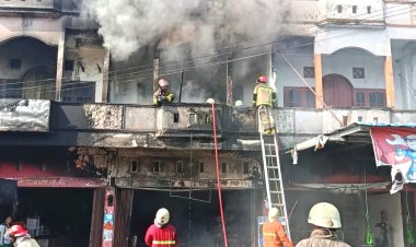 Sijago Merah Hanguskan Ruko Di Pekanbaru, Dua Orang Alami Luka Bakar