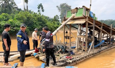 Meski Sempat Dilempari Batu, Tim Gabungan Tetap Musnahkan Rakit Emas Ilegal Di Sungai Kuantan