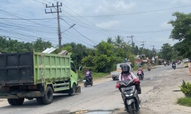 Jalan Lintas Sumatra KM 12,5 Di Pekanbaru Rusak Parah, Pengendara Dipaksa Ambil Jalur Lawan Arah