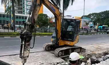 Atasi Banjir Jalan Sudirman, Sinergi Pemprov Riau Dan Pemko Pekanbaru Mulai Normalisasi Drainase Di Depan RS Awal Bros