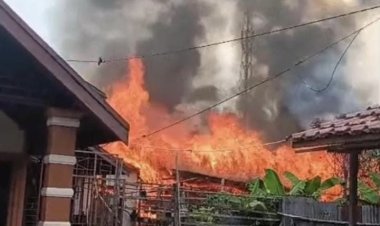 Sijago Merah Mengamuk Di Permukiman Padat Tembilahan, Akses Sempit Dan Keterbatasan Air Hambat Proses Pemadaman