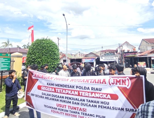 Tagih Kepastian Hukum Kasus Kekerasan Dan HGU PT SBP Inhu, Puluhan Massa JMN Geruduk Mapolda Riau