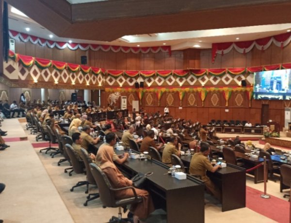 Usai Ditegur Plt Gubernur, Seluruh Kepala OPD Pemprov Riau Tampak Menghadiri Ruang Rapat Paripurna