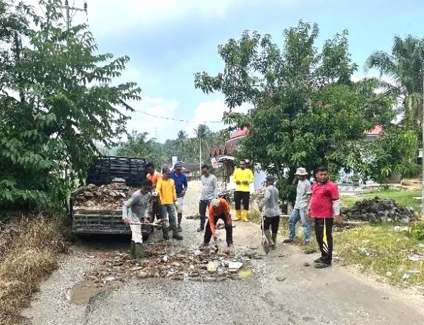 Tak Kunjung Diperbaiki Pemda, Warga Koto Mesjid Bergotong Royong Tambal Jalan Rusak Secara Swadaya