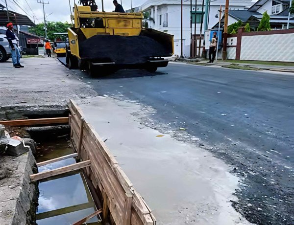Perbaiki Drainase Rubuh Di Jalan Sekolah Rumbai, Pemko Pekanbaru Berlakukan Buka Tutup Arus Lalu Lintas