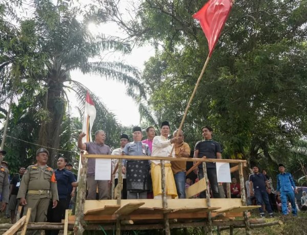 Resmi Buka Pacu Jalur Rayon III Benai, Plt Bupati Kuansing Tekankan Kekompakan Dan Pelestarian Budaya