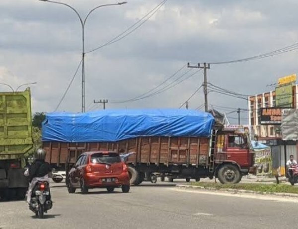 Keluhkan Truk Besar Masih Melintas Di Jalan HR Soebrantas, Warga Desak Pemko Pekanbaru Perketat Pengawasan