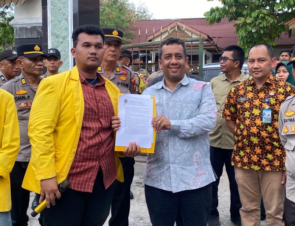 Tagih Kepastian Hukum Tragedi Kecelakaan Kerja Di Tanjung Buton, Ratusan Mahasiswa Tabur Bunga Di Polda Riau