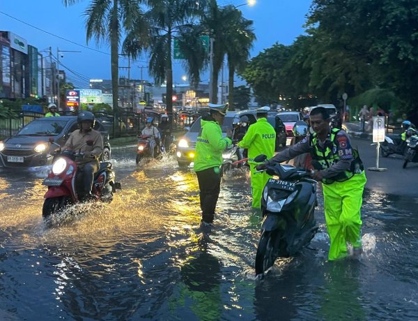 Hujan Deras Landa Kota Pekanbaru, Dirlantas Polda Riau Bantu Urai Kemacetan Dan Evakuasi Kendaraan Mogok