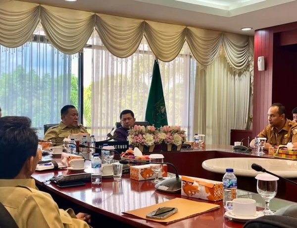 Dukung Pemko Pekanbaru Atasi Banjir Di RS Awal Bros Sudirman, Pemprov Riau Turunkan Ekskavator Amfibi