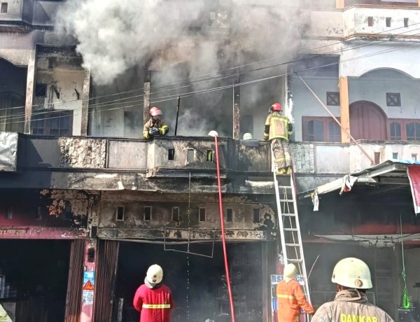Sijago Merah Hanguskan Ruko Di Pekanbaru, Dua Orang Alami Luka Bakar