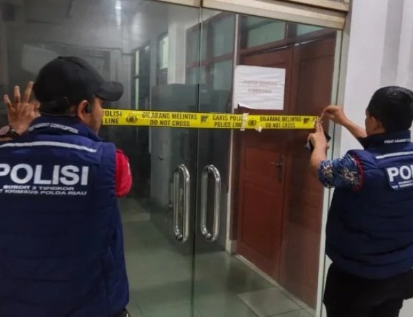 Usut Dugaan Korupsi Jembatan Air Hitam Pujud, Penyidik Polda Riau Segel Kantor Dinas PUPR Rohil