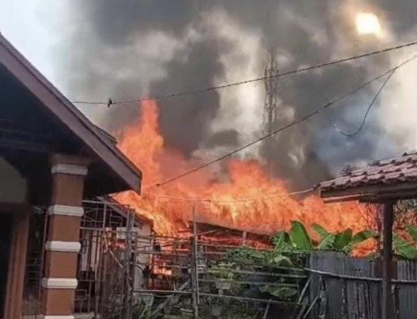 Sijago Merah Mengamuk Di Permukiman Padat Tembilahan, Akses Sempit Dan Keterbatasan Air Hambat Proses Pemadaman
