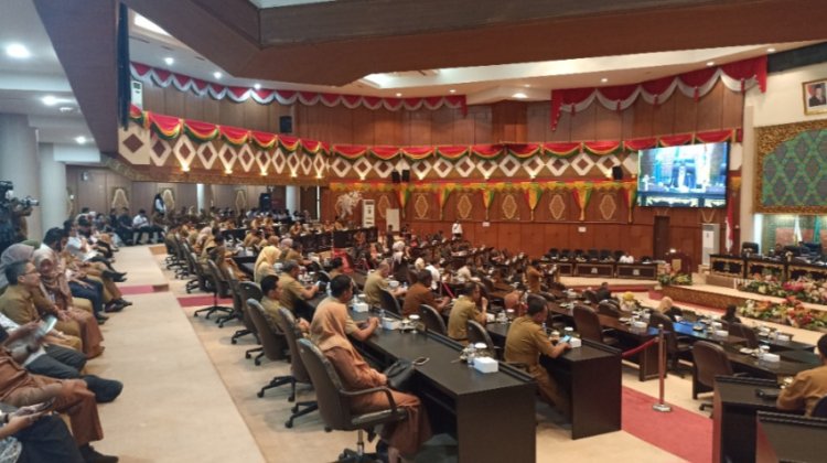Usai Ditegur Plt Gubernur, Seluruh Kepala OPD Pemprov Riau Tampak Menghadiri Ruang Rapat Paripurna