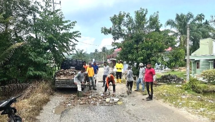 Tak Kunjung Diperbaiki Pemda, Warga Koto Mesjid Bergotong Royong Tambal Jalan Rusak Secara Swadaya