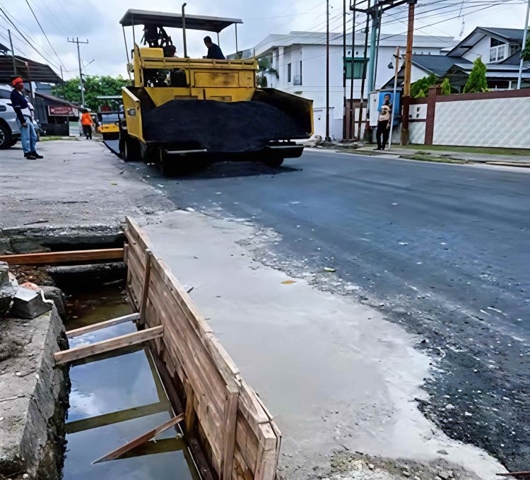 Perbaiki Drainase Rubuh Di Jalan Sekolah Rumbai, Pemko Pekanbaru Berlakukan Buka Tutup Arus Lalu Lintas