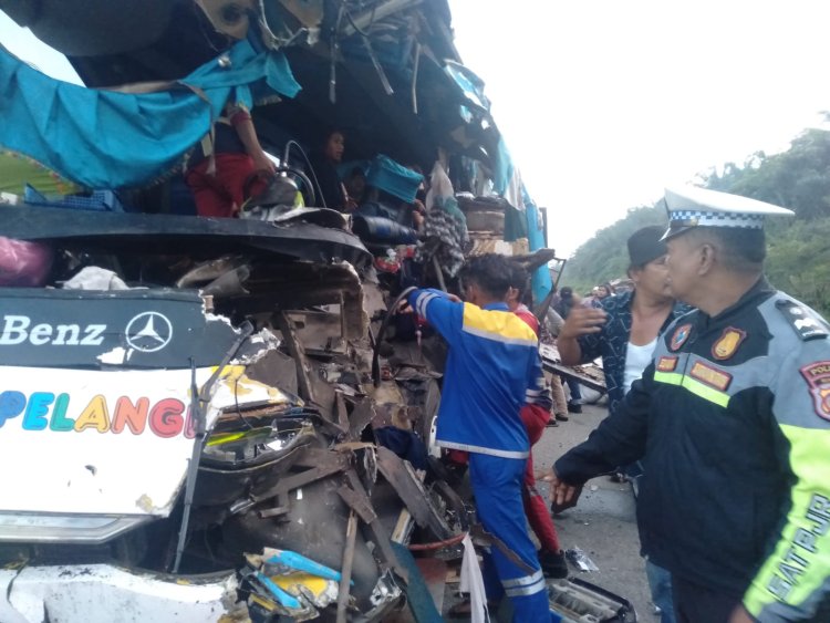 Diduga Sopir Alami Microsleep, Bus Pelangi Tabrak Truk Di Tol Permai, Dua Penumpang Tewas