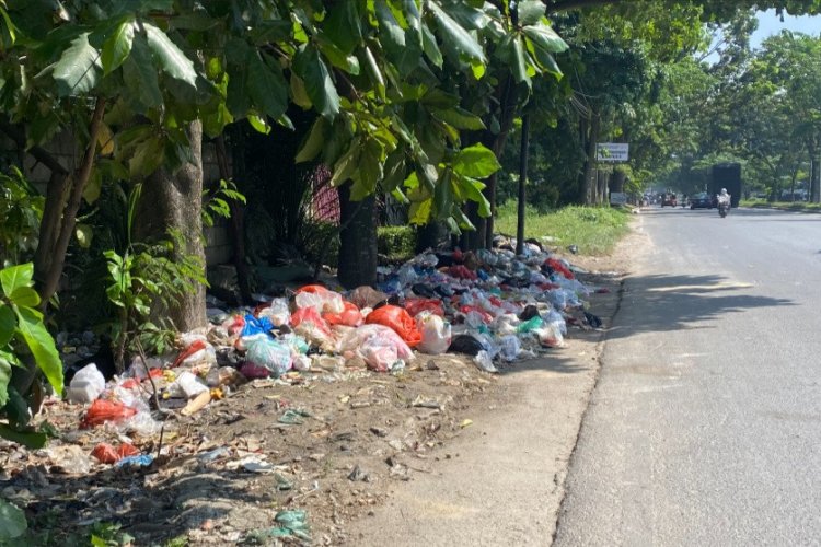 Tumpukan Sampah Muncul Lagi Di Jalan SM Amin, Warga Desak Pemko Pekanbaru Bertindak Tegas