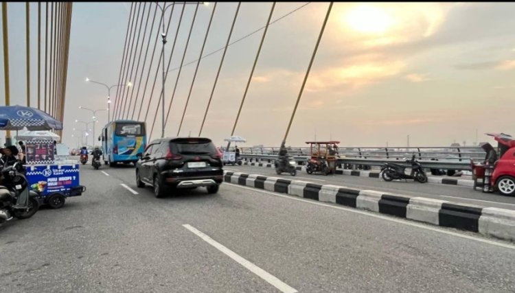 Kehadiran PKL Kembali Bikin Jembatan Siak IV Semrawut, Warga Desak Satpol PP Pekanbaru Bertindak Tegas