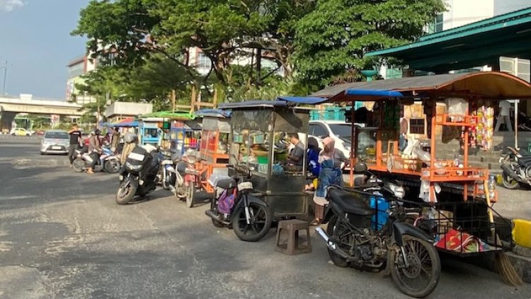Tak Lagi Di Jaga Personel Satpol PP Pekanbaru, Bahu Jalan Depan Mal SKA Kembali Dipadati PKL