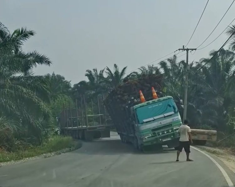 Truk Kayu Balak Patah As Roda, Jalan Lintas Sumatera Pekanbaru–Kandis Macet Panjang