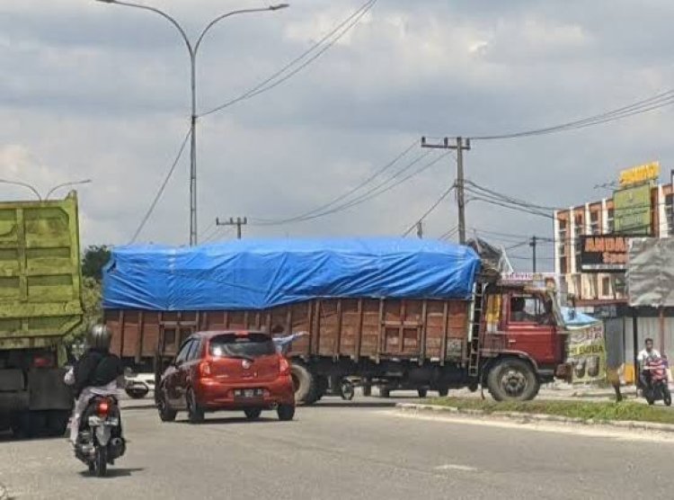 Keluhkan Truk Besar Masih Melintas Di Jalan HR Soebrantas, Warga Desak Pemko Pekanbaru Perketat Pengawasan
