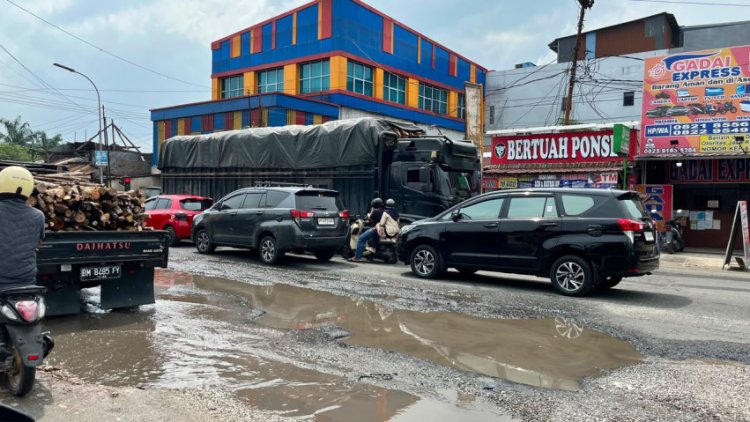 Rawan Kecelakaan, Berlubang Dan Tergenang Saat Hujan, Warga Keluhkan Jalan Rusak Di Simpang Kaharuddin Nasution