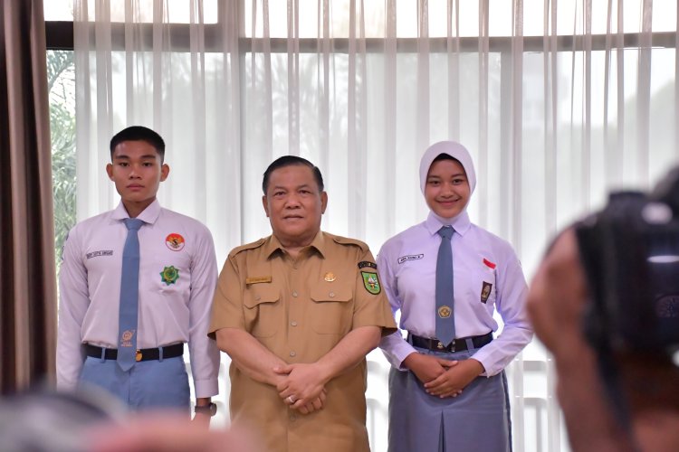 Titipkan Nama Baik Bumi Lancang Kuning, Plt Gubernur Riau Lepas 2 Calon Paskibraka Nasional Ke Jakarta