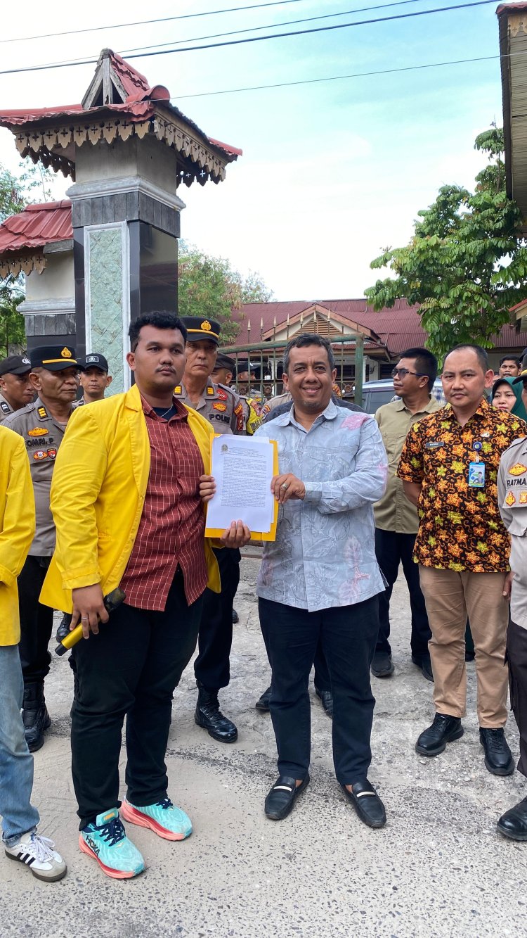 Tagih Kepastian Hukum Tragedi Kecelakaan Kerja Di Tanjung Buton, Ratusan Mahasiswa Tabur Bunga Di Polda Riau