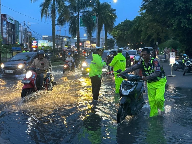 Hujan Deras Landa Kota Pekanbaru, Dirlantas Polda Riau Bantu Urai Kemacetan Dan Evakuasi Kendaraan Mogok